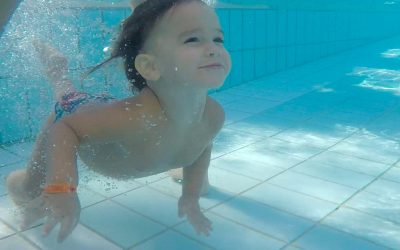 Cosa può fare in piscina un bambino di due anni?