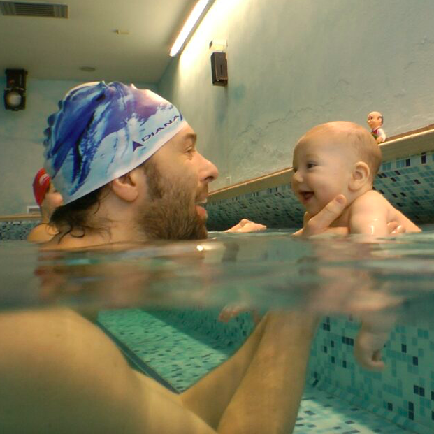 papà e bambino a nuoto